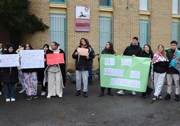 Protestas entre mantas y pijamas en el IES Antonio García Bellido: «Sin calefacción no hay educación»