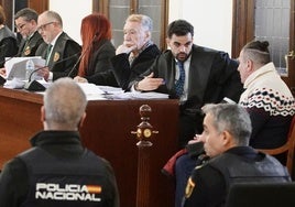 Abogados y acusados en la primera sesión del juicio en la Audiencia Provincial.