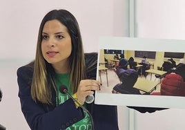 Nuria Rubio muestra una de las fotografías de los centros educativos de León.