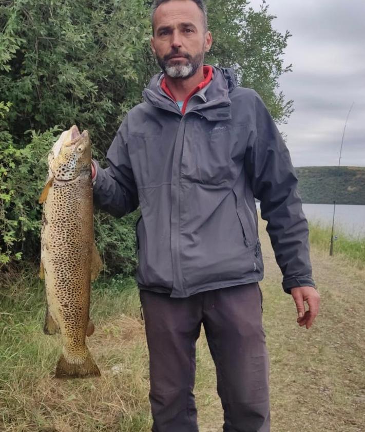 Imagen secundaria 2 - Imágenes de pescadores leoneses.