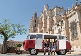 Caravana Educativa a los pies de la Catedral de León.