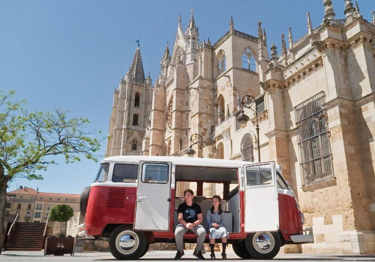 Caravana Educativa a los pies de la Catedral de León.