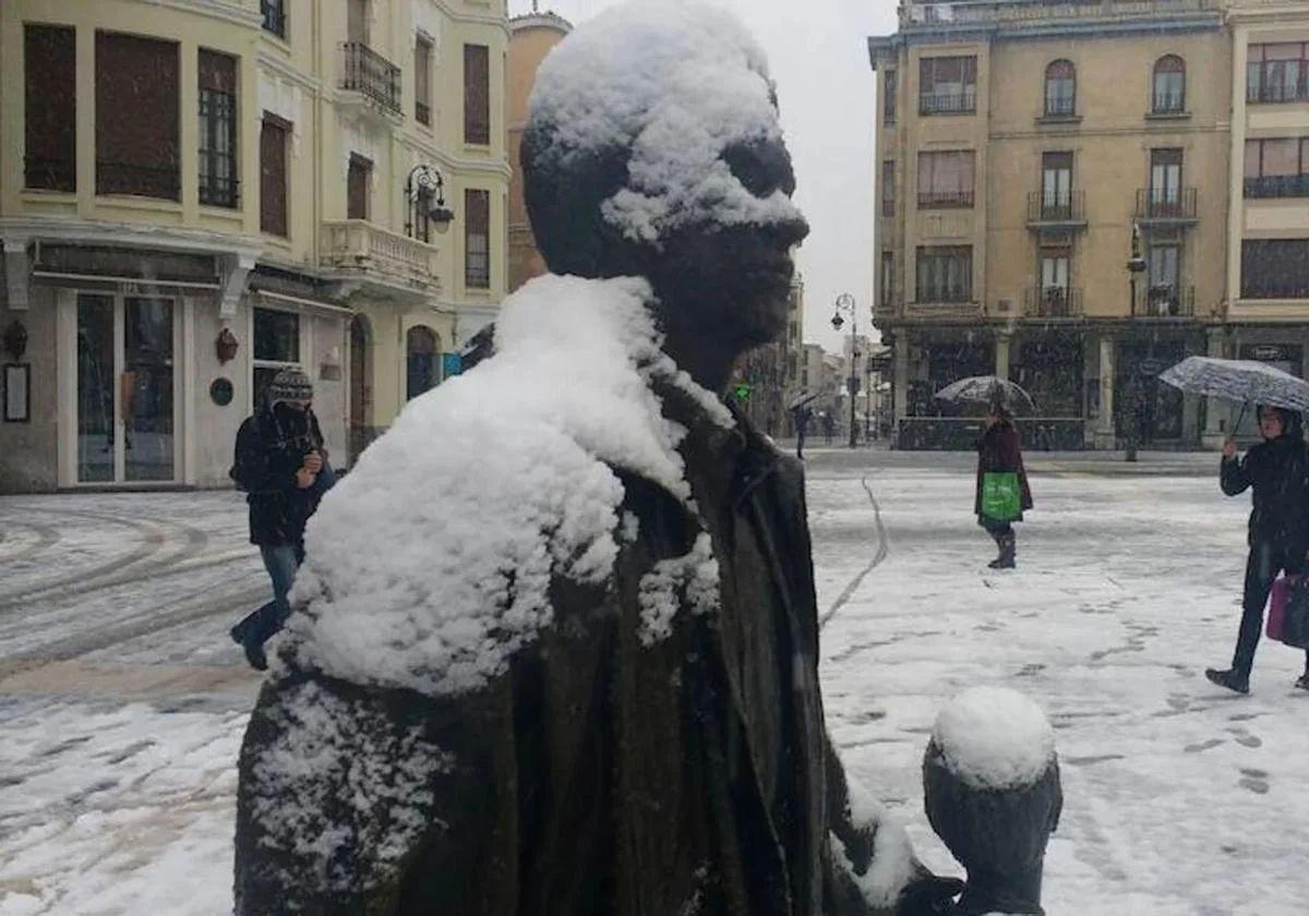 Nieve en el centro de León.