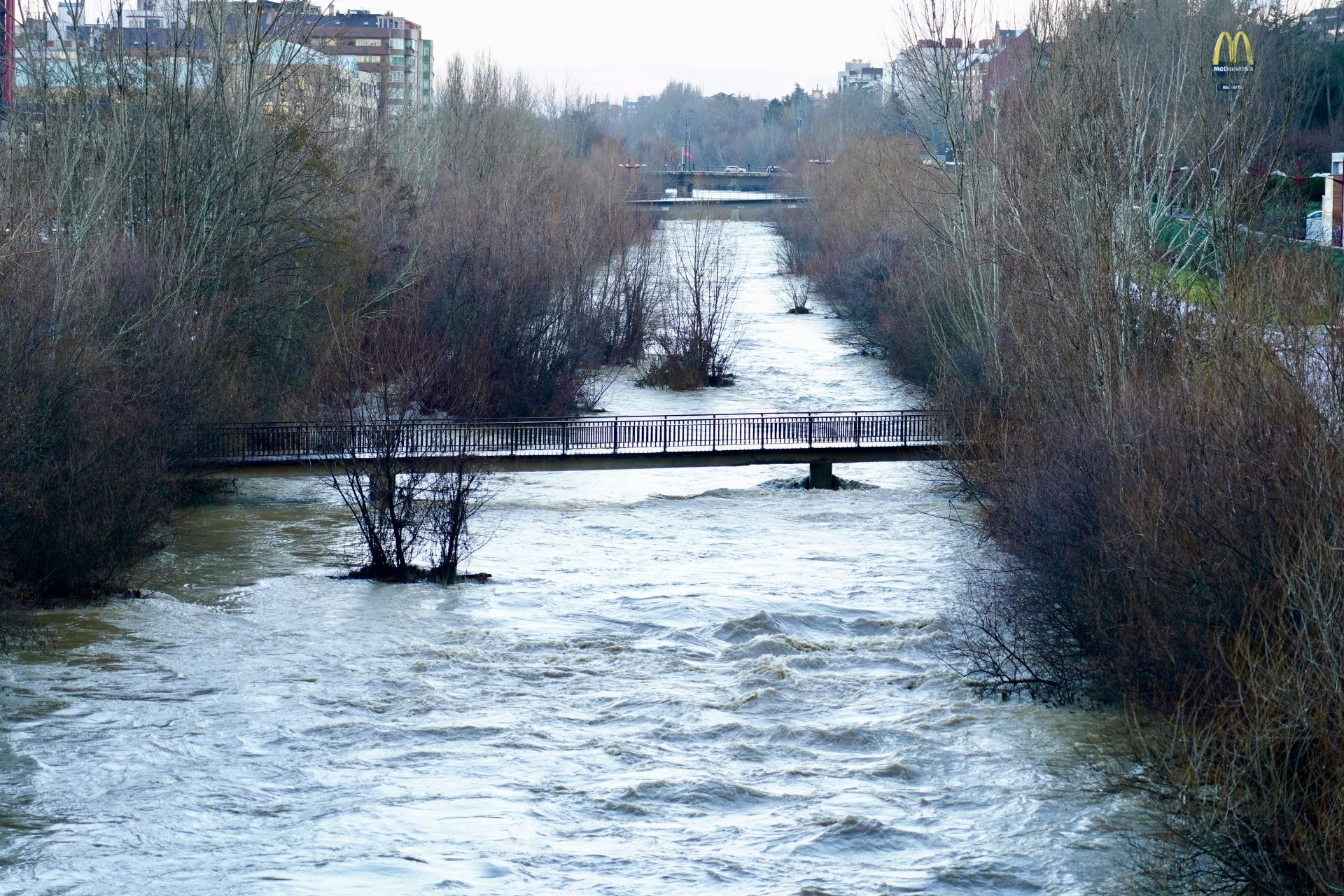 Las imágenes de la crecida del río Bernesga a su paso por León