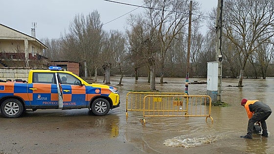 La borrasca Herminia provoca inundaciones en Almanza: «Hay varios almacenes afectados»