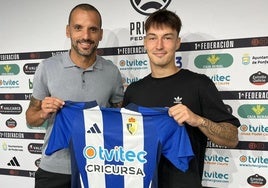 Foto de archivo de Jürgens, junto a Yuri, posanso con la camiseta de la Deportiva.