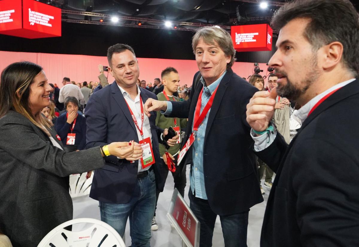 Nuria Rubio y Javier Alfonso Cendón, del PSOE de León, junto al nuevo secretario autonómico, Carlos Martínez, y su predecesor, Luis Tudanca.