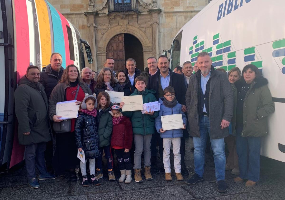 Entrega de los premios del concurso de microrrelatos sobre el bibliobús.