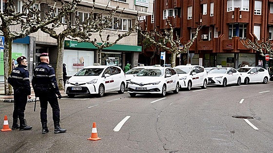 El sector del taxi se moviliza en León contra «las prácticas abusivas» de aseguradoras