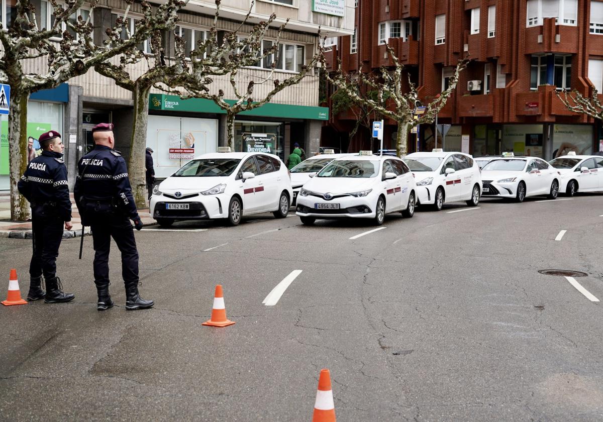 Protestas del sector del taxi en la capital leonesa.