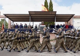 Varios militares de la base Conde de Gazola de Ferral del Bernesga, en León.