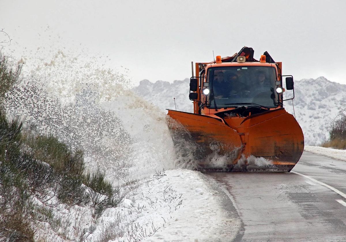 La nieve cubre la montaña de León en el puerto de Pajares y la comarca de los Argüellos en diciembre de 2024.