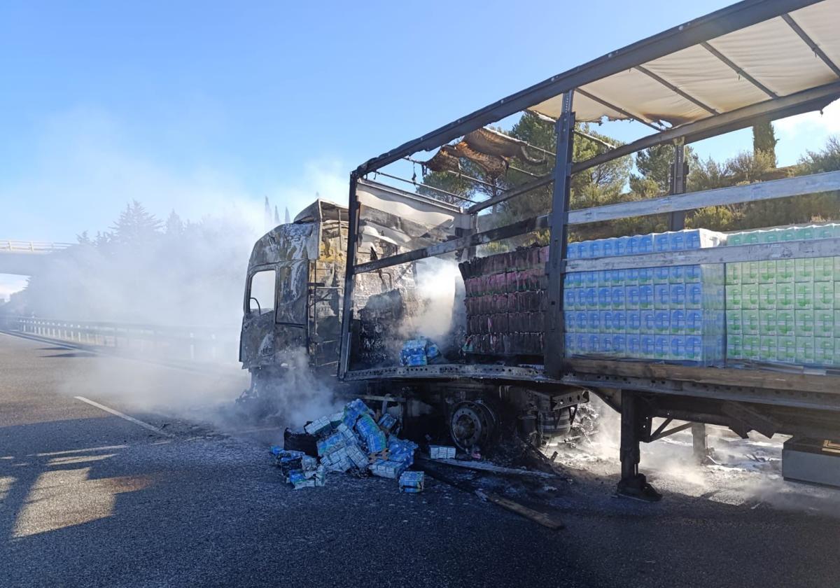 Imagen del camión incendiado en la A-231.