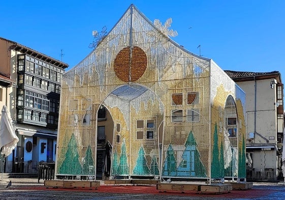 La casita navideña que sigue presidiendo la plaza de San Marcelo casi un mes después del día de Reyes.