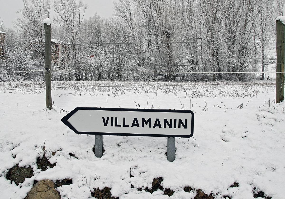 Acceso nevado a la localidad de Villamanín.