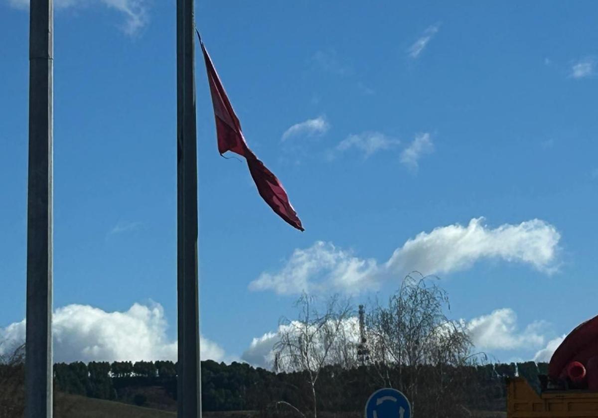 La bandera de León en la rotonda del Carrefour, pendiendo de un hilo.