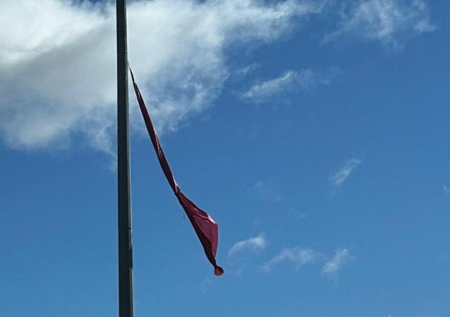 La bandera de León en la rotonda del Carrefour.