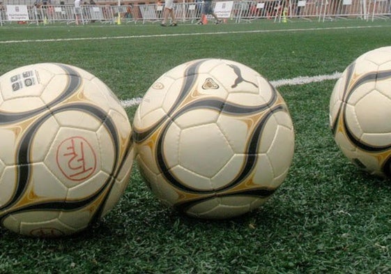 Foto de archivo de balones de fútbol.