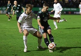 Rodri pugna un balón con Leandro.