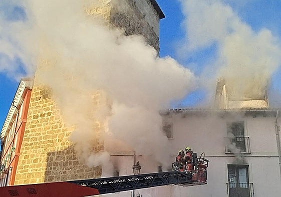 Bomberos intervienen en el incendio de la calle Serradores.