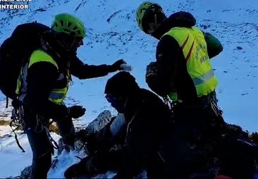 Rescatan a un montañero que se lesionó al resbalar por una ladera en el pico Mortihuero
