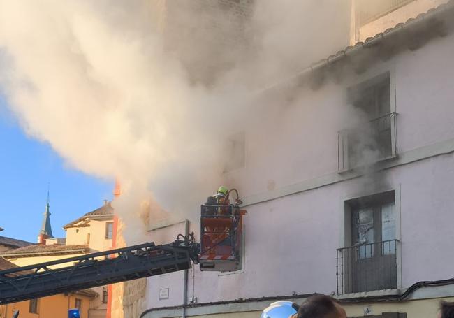 Bomberos de León trabajan en la extinción del incendio.