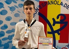 Marcos López posa con su medalla de bronce.