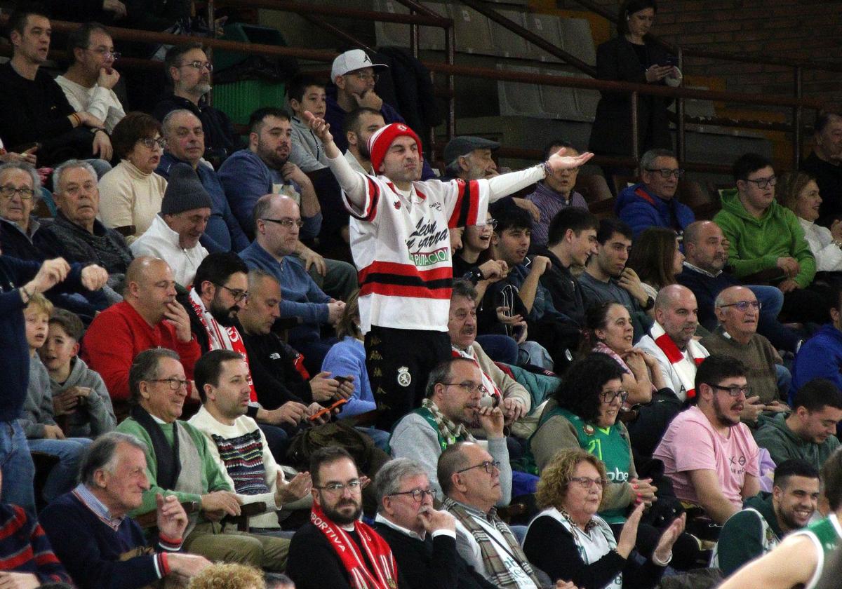 Aficionados en el Palacio de los Deportes de León.