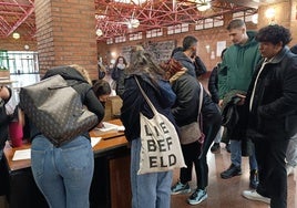 Llegada de los estudiantes a la Universidad de León.