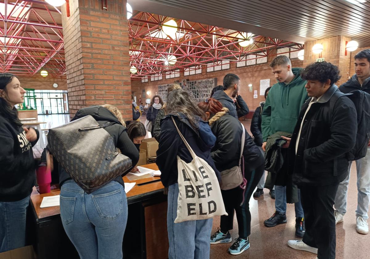 Llegada de los estudiantes a la Universidad de León.