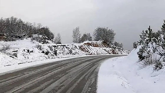 La nieve impide la circulación de camiones y autobuses en cuatro vías de León