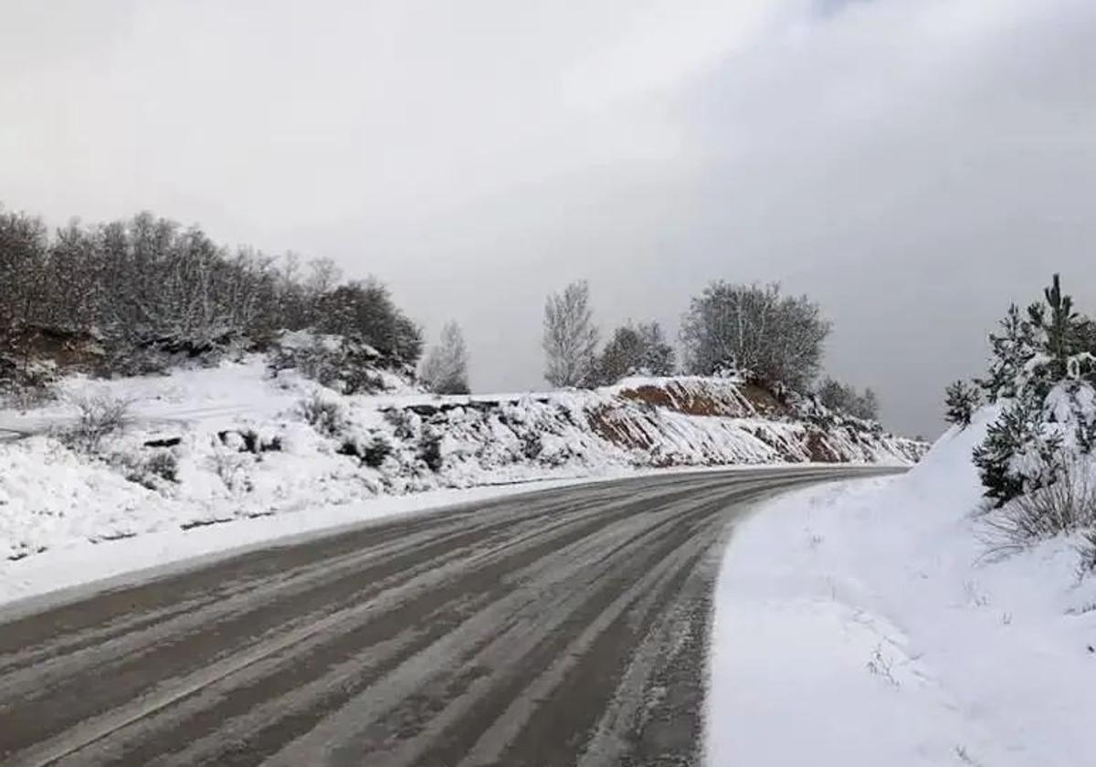 Imagen de archivo de una carretera de León con nieve.