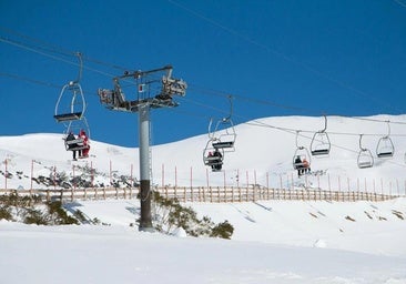 Medio centenar de esquiadores, «suspendidos en el aire» por una avería en un telesilla de San Isidro