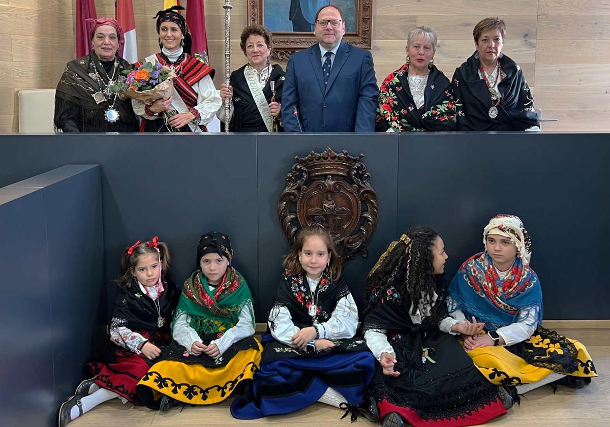 Foto de familia en el salón de plenos de La Bañeza, tras las celebraciones.