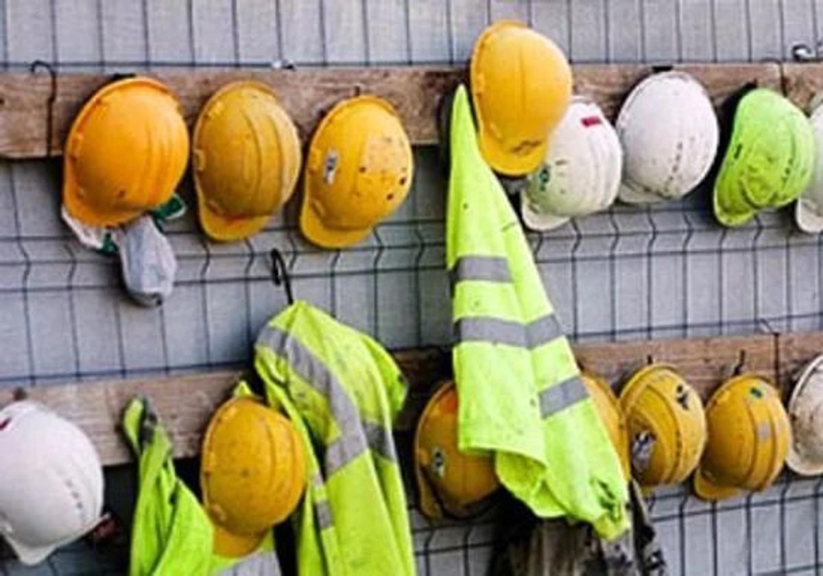 Casco y elementos de protección laboral.