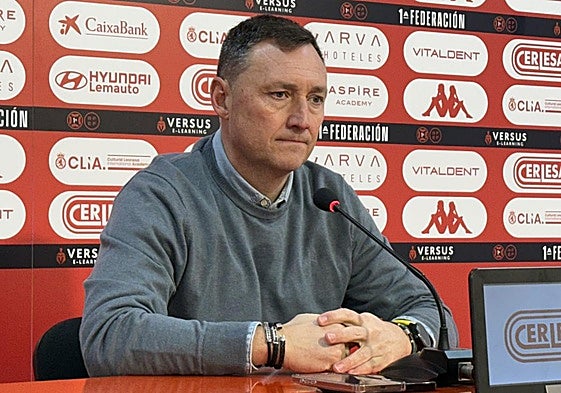 Raúl Llona, en la sala de prensa del estadio Reino de León.