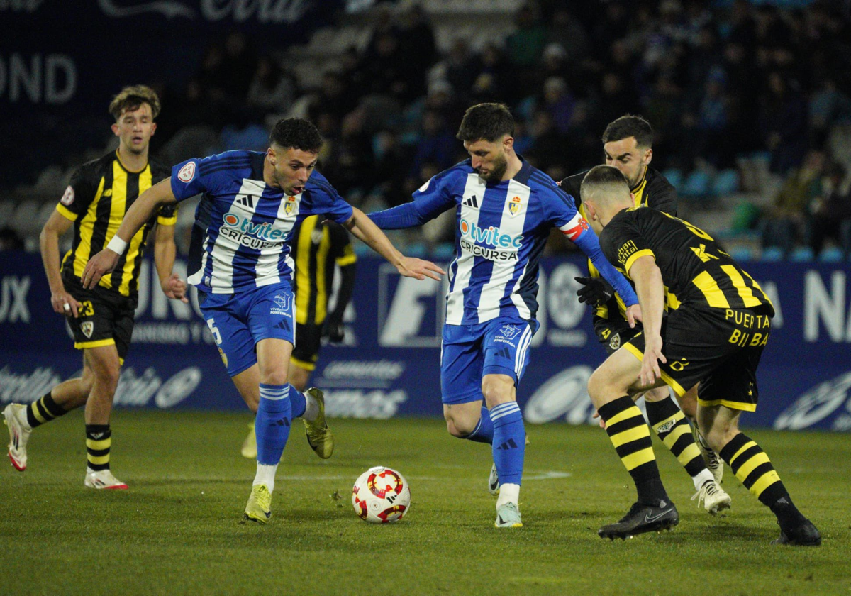 Acción del partido entre la Deportiva y el Barakaldo