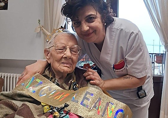 La cumpleañera con una de las trabajadoras del centro.