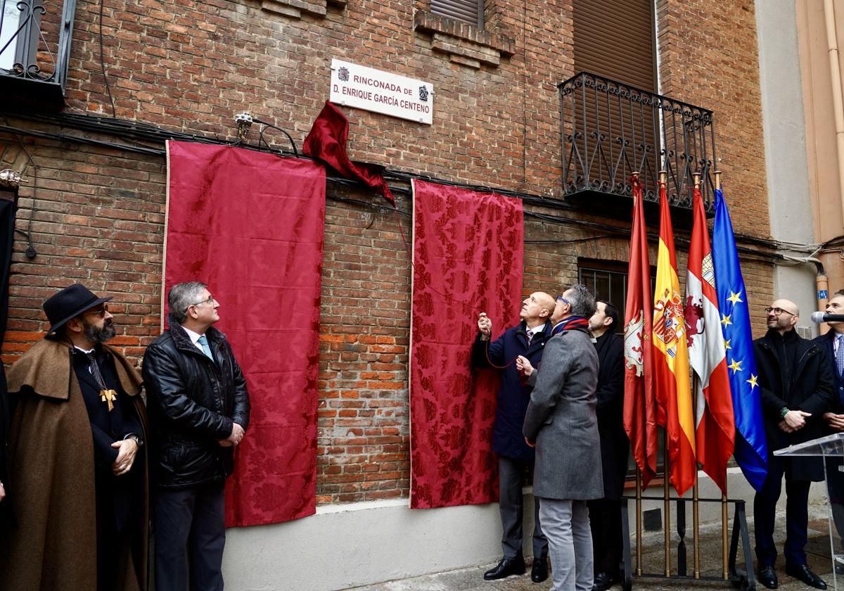 El alcalde de León, en el momento en el que se descubre la placa en homenaje a Enrique García Centeno.