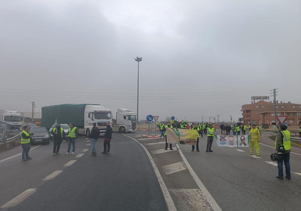 Imagen principal - El campo corta los accesos en Villadangos y eleva sus protestas en León