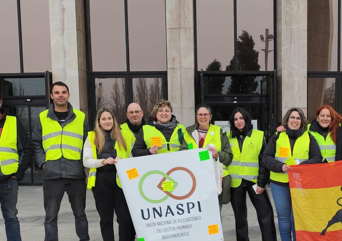 Imagen secundaria 1 - El campo corta los accesos en Villadangos y eleva sus protestas en León