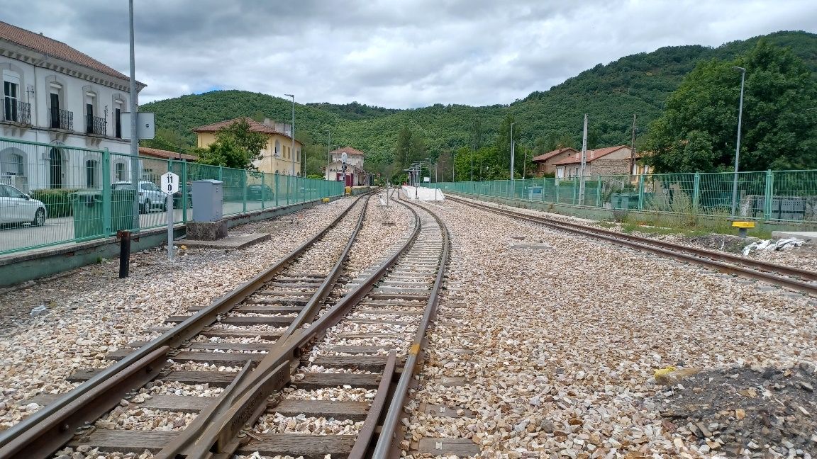 Imagen del tramo de ferrocarril de la línea León-Guardo donde se ensayará con el nuevo sistema europeo de comunicacions ferroviarias.