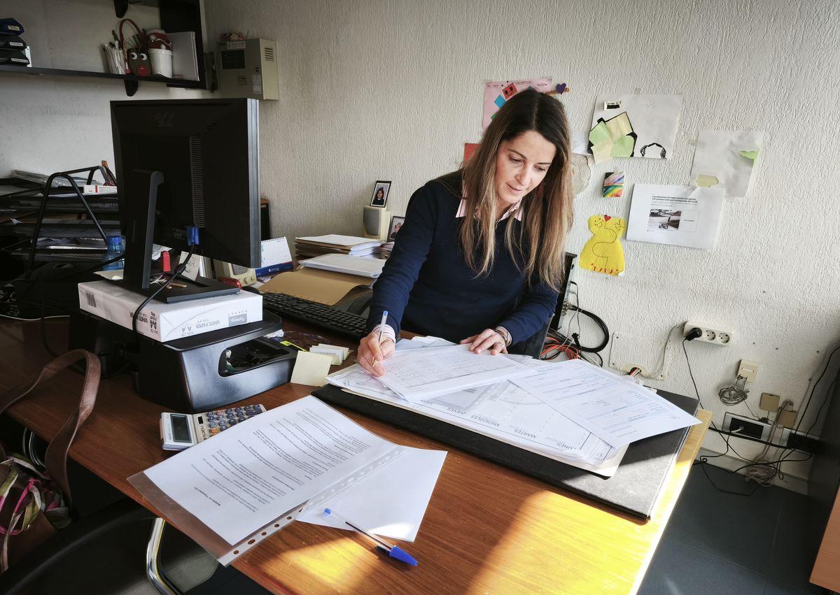 Imagen secundaria 1 - Cristina e Leire en la Sala Blanca, Paloma y Sonsoles cerrando paquetes para enviar.