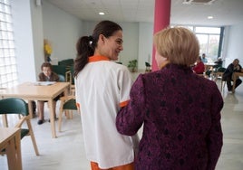 Una enfermera acompaña a una mujer en una residencia de ancianos en una imagen de archivo.