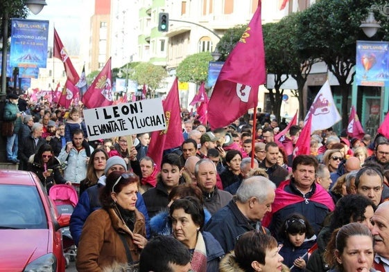 Miles de ciudadanos tomaron las calles hace cinco año para reclamar inversiones reales e igualdad para León respecto al resto de la comunidad y del país.