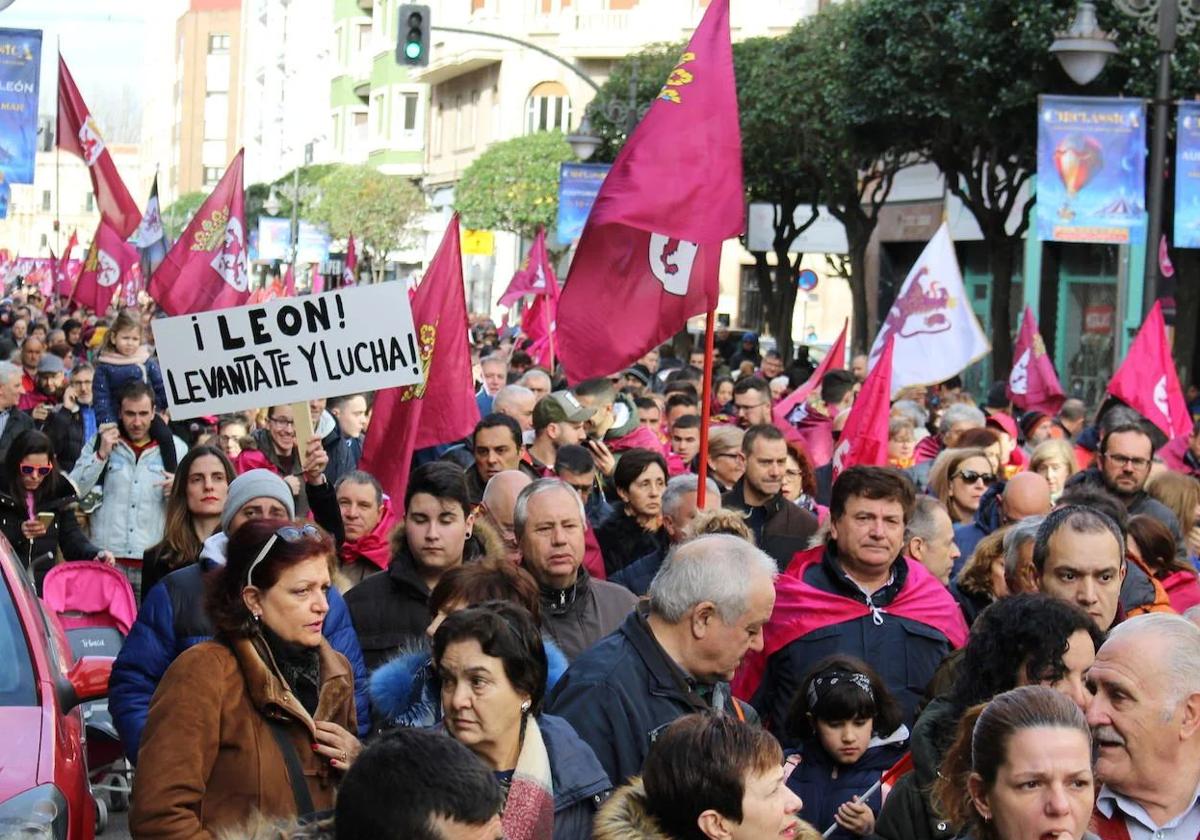 Miles de ciudadanos tomaron las calles hace cinco año para reclamar inversiones reales e igualdad para León respecto al resto de la comunidad y del país.