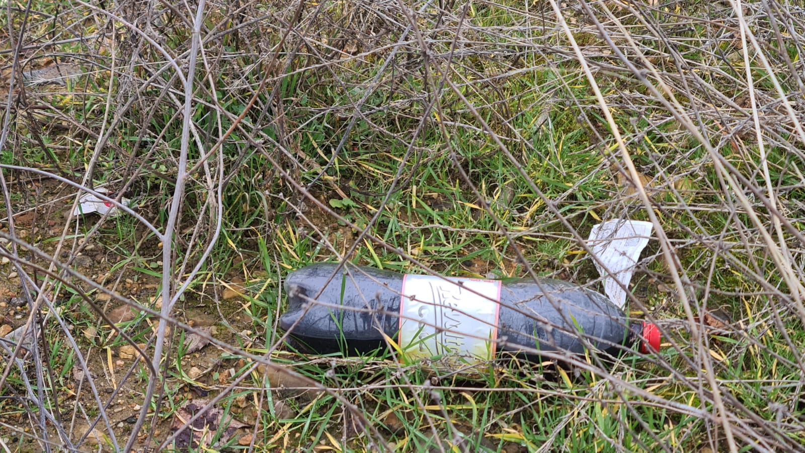 Basura acumulada junto a la estación de trenes