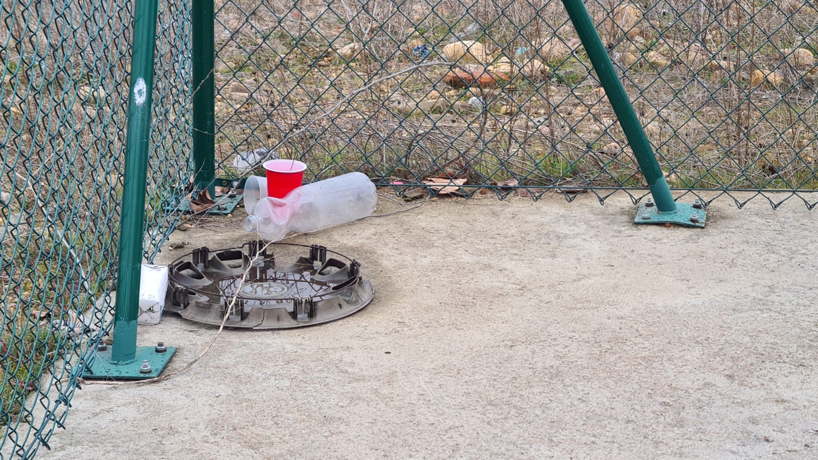 Basura acumulada junto a la estación de trenes