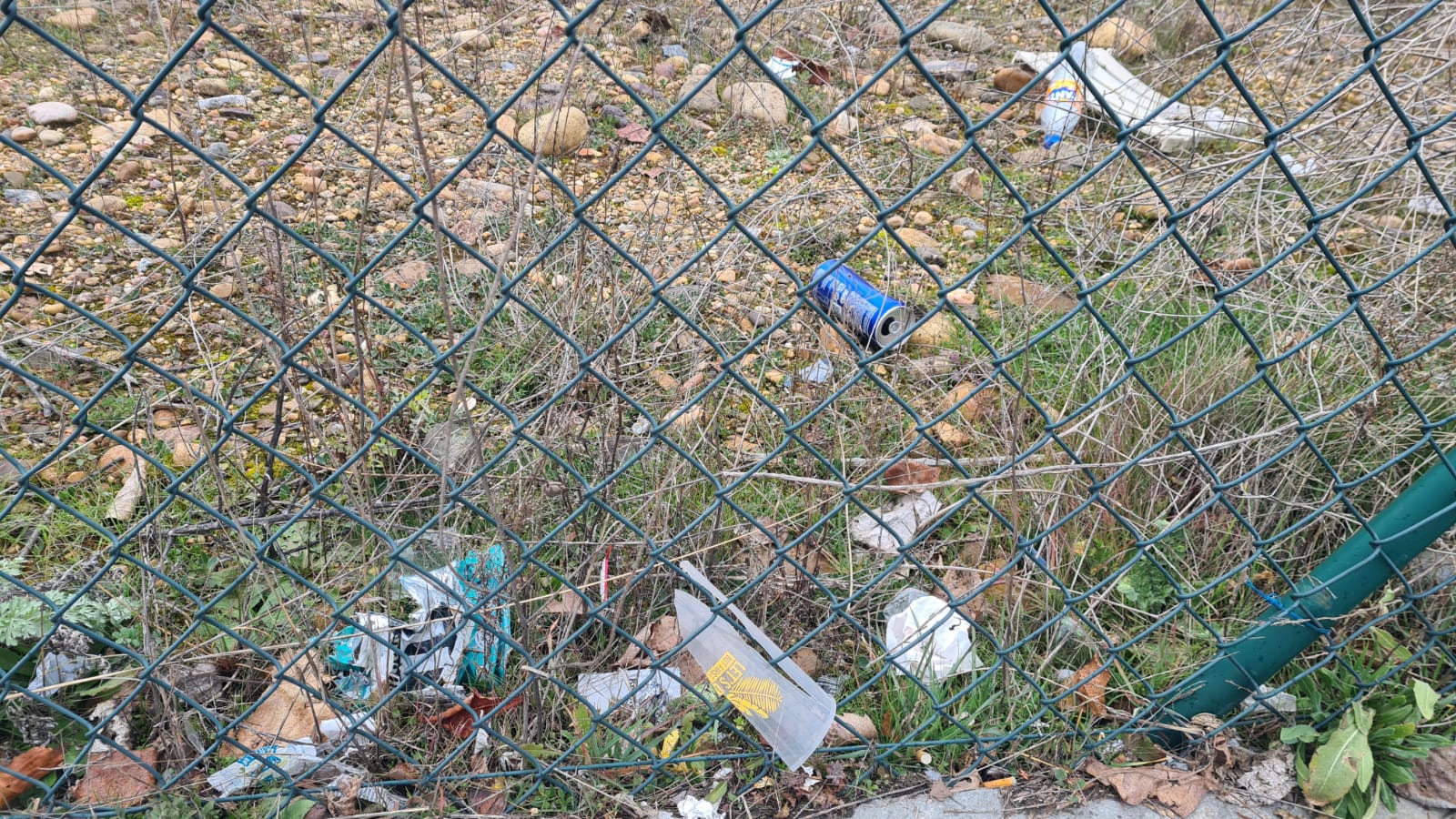 Basura acumulada junto a la estación de trenes