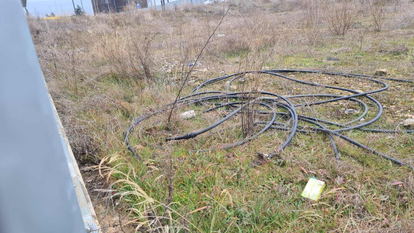 Basura acumulada junto a la estación de trenes